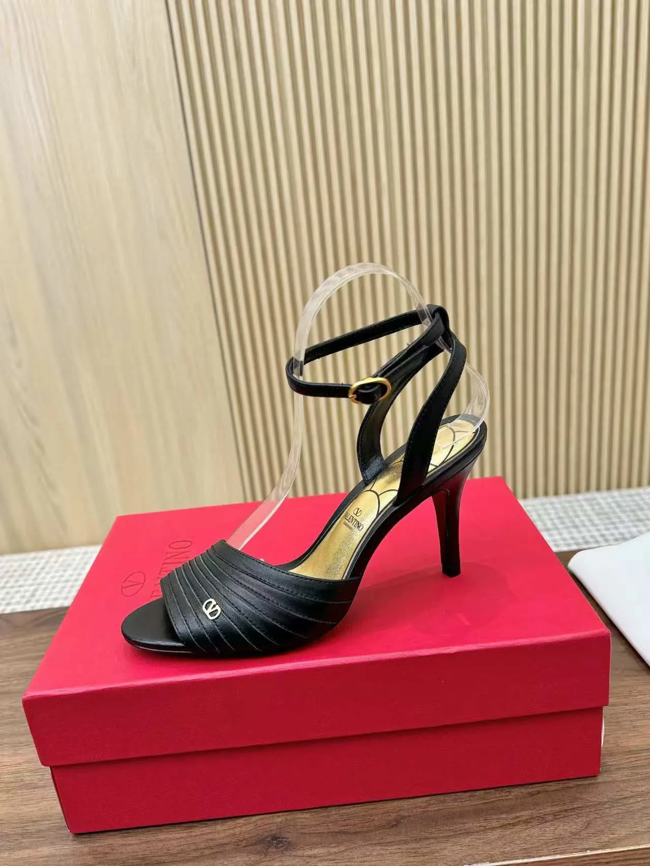 👟👟Ex-factory price 440👟👟 Genuine leather sole +40 Top version 𝑉𝐴𝐿𝐸𝑁𝑇𝐼𝑁𝑂 Valentino new spring and summer women's sandals worth buying ★Absolutely high-grade ❥Original method Absolute sensibility ❥Elegant style Create a different feeling Simple temperament style!  Code number: 35-41 (34-42 customized) Fabric: Imported sheepskin Lining: Lined sheepskin Heel height: 8 cm Leather outsole Rubber outsole